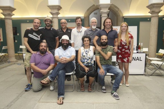 Elenco de actores extremeños, junto al director del montaje y responsables de la música y escenografía de 'Edipo Rey'. :: J. M. Romero